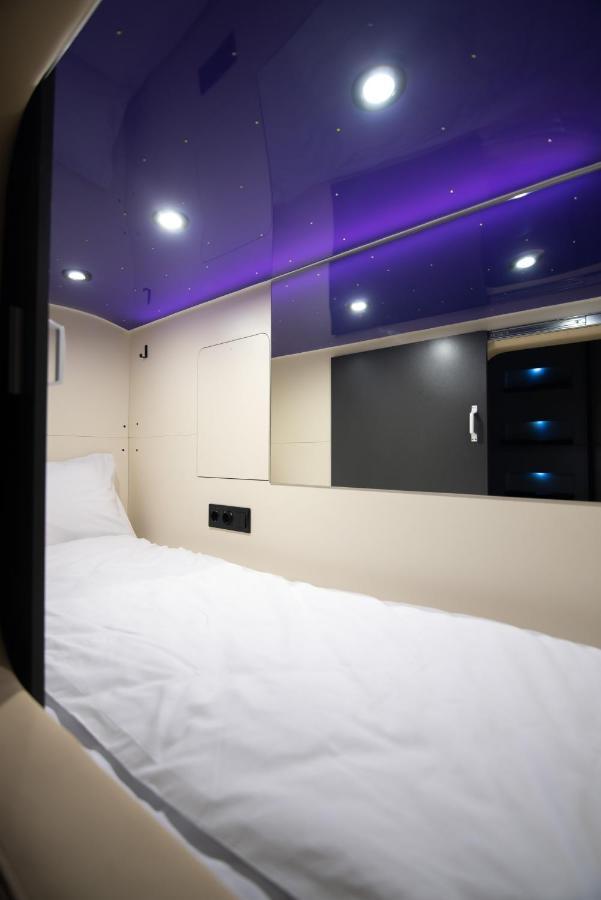 Capsule Hotel Constellation 91 ลวีฟ ภายนอก รูปภาพ